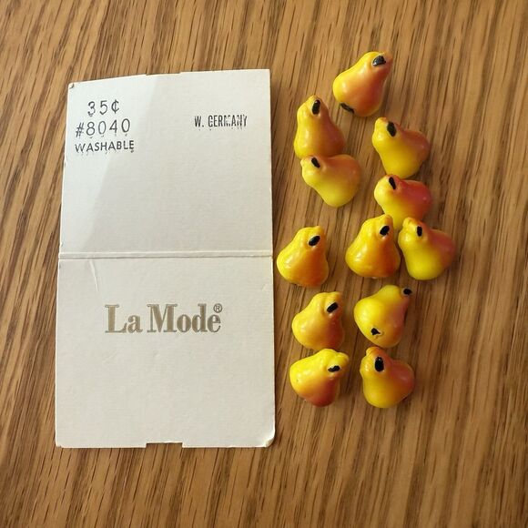 Vintage La Mode Realistic Hard Plastic Fruit Buttons Pears Germany Lot Of 12 - Picture 3 of 7